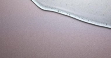 Gümüş dokuya akan mavi krem sıvı jel serumu, makyaj ve kozmetik arka plan, cilt bakımı veya saç ürünü