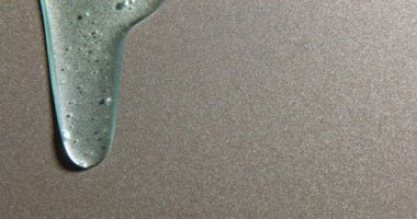 Gümüş dokuya akan mavi krem sıvı jel serumu, makyaj ve kozmetik arka plan, cilt bakımı veya saç ürünü