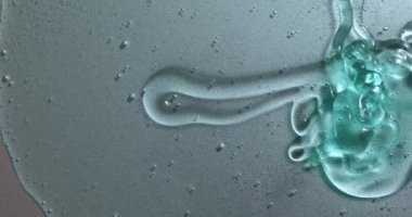 Gümüş dokuya akan mavi krem sıvı jel serumu, makyaj ve kozmetik arka plan, cilt bakımı veya saç ürünü