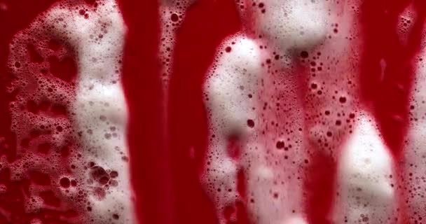 Textur Vitt Tvålskum Med Bubblor Abstrakt Röd Bakgrund Tvål Duschgel — Stockvideo