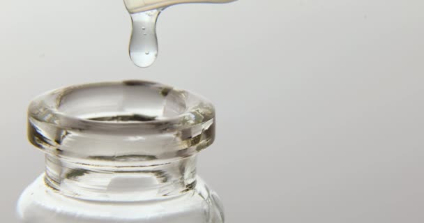 Makro Droppe Serum Faller Från Pipett Medicinsk Glasflaska Nära Håll — Stockvideo