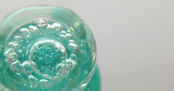 Крупный План Голубой Сыворотки Вылитой Стеклянную Медицинскую Бутылку Изолированную Белом — стоковое видео
