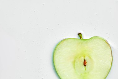 Beyaz zemin üzerinde meyve suyu ya da jel bulunan taze elmaların üst görünümü, meyve suyu ve jel serumu, organik kozmetik ürünleri, özü, düzlüğü, kopyalama alanı.