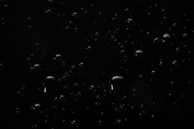 Siyah zemin üzerinde soyut su damlaları, makro, baloncuklar, yakın çekim, kozmetik sıvı damlaları, düz döşeme deseni.