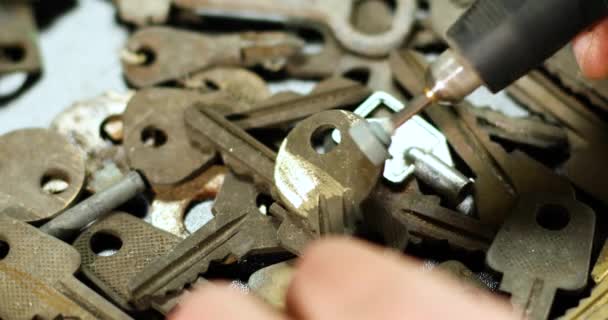 Locksmith in workshop makes new key, use grinding engraving machine — стоковое видео