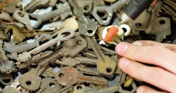 Locksmith in workshop makes new key, use grinding engraving machine — Vídeos de Stock