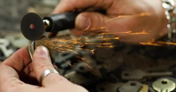 Serrurier dans l'atelier fait nouvelle clé, utiliser la machine de gravure de meulage — Video