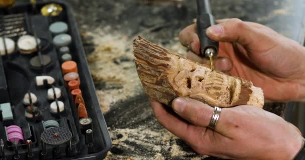 Close up male hands using power wood working tools graver, carving — Vídeos de Stock