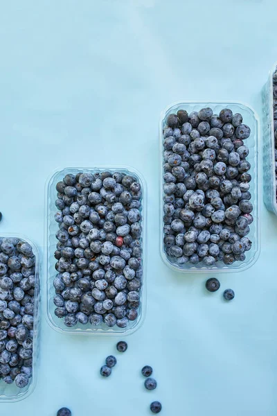 Flat Lay Fresh Organic Juicy Blueberries Box Blue Background Top — 스톡 사진