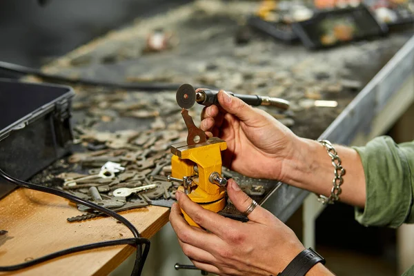 Locksmith Workshop Makes New Key Use Grinding Engraving Machine Production — Stock Photo, Image