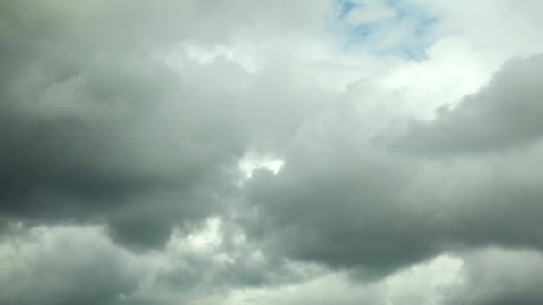 Weiße Wolken fliegen über einen strahlend blauen Himmel — Stockvideo