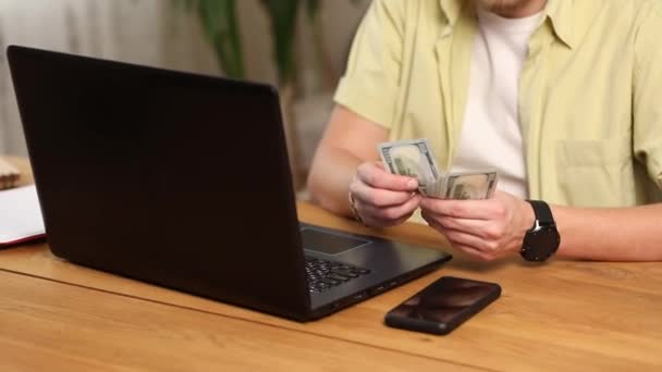 Бізнесмен підрахував грошові банкноти американських доларів — стокове відео