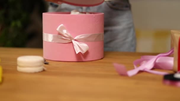Handen Van Onherkenbare Vrouw Verpakking Een Roze Cadeau Geschenkdoos Kerst — Stockvideo