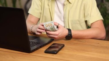 İş adamı ellerinin saydığı nakit para Amerikan doları banknotlar, finans ve para ödeme konsepti.