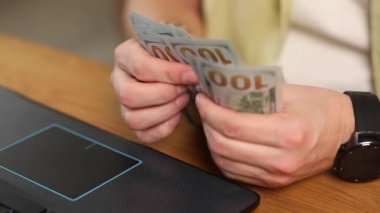 İş adamı ellerinin saydığı nakit para Amerikan doları banknotlar, finans ve para ödeme konsepti.