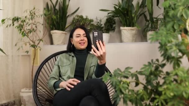 Feliz Charla Sonriente Mujer Videollamada Gadget Moderno Del Teléfono Celular — Vídeo de stock