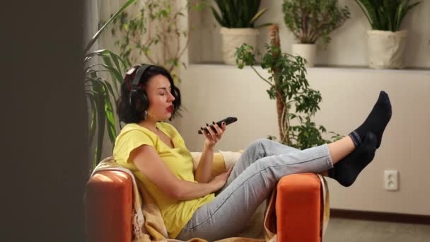 Veselá Žena Neformálním Oblečení Sluchátky Smartphonem Nahrávat Podcast Pohovce Doma — Stock video
