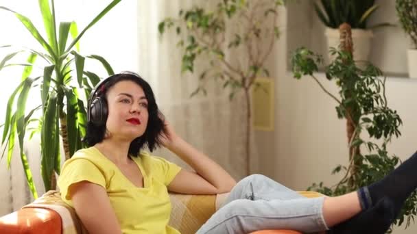 Mujer Auriculares Con Los Ojos Cerrados Escuchando Música Podcast Sienta — Vídeo de stock