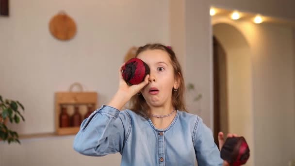 Ευτυχισμένο Συναισθηματικό Κοριτσάκι Που Κρατάει Κεκάκια Στα Χέρια Που Καλύπτουν — Αρχείο Βίντεο