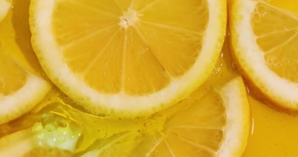 Top View Rotation Fresh Slice Lemons Juice Gel Serum Pours — Vídeos de Stock