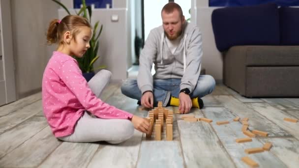 Vater Und Glückliche Tochter Spielen Holzklötze Freundschaft Und Lernen Durch — Stockvideo