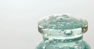 Mavi baloncuk serumunu tıbbi cam bir şişede kapat, beyaz arka planda izole edilmiş, doğal gerekli yağ, kozmetik, ilaç.