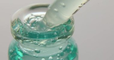 Mavi baloncuk serumunu tıbbi cam bir şişede kapat, beyaz arka planda izole edilmiş, doğal gerekli yağ, kozmetik, ilaç.