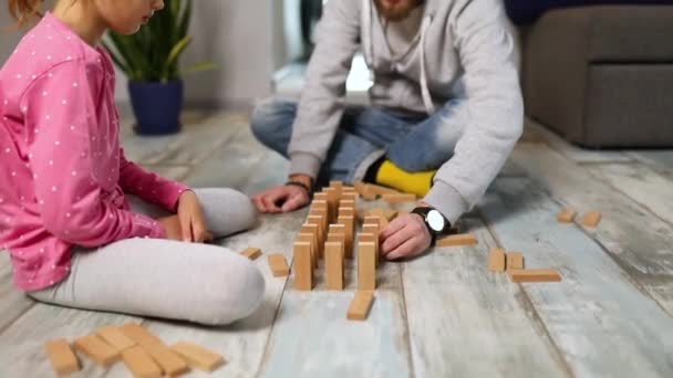 Vater Und Glückliche Tochter Spielen Holzklötze Freundschaft Und Lernen Durch — Stockvideo