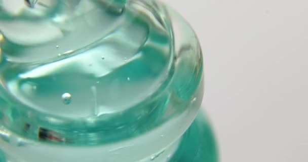 Закрытие Синей Пузырьковой Сыворотки Стеклянной Медицинской Бутылке Выделенной Белом Фоне — стоковое видео