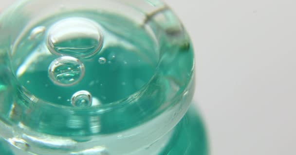 Κοντινό Πλάνο Του Ορού Μπλε Φούσκα Ένα Ιατρικό Γυάλινο Μπουκάλι — Αρχείο Βίντεο