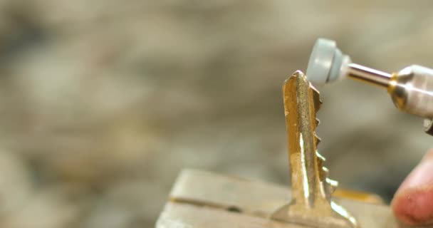 车间锁匠制造新钥匙 使用磨削雕刻机 生产复用金属钥匙 — 图库视频影像