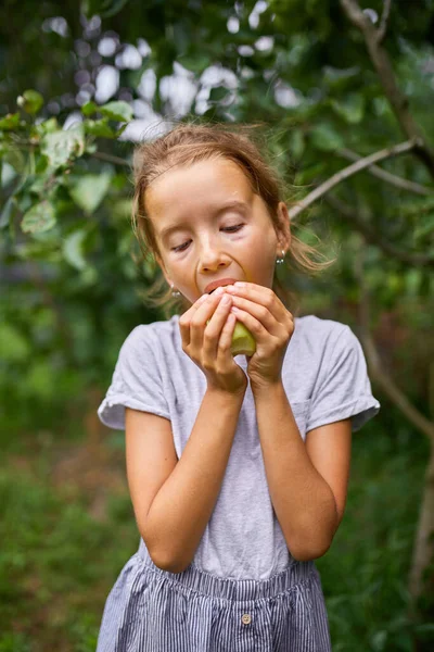 Menina Bonito Comer Maçã Verde Casa Jardim Livre Criança Feliz — Fotografia de Stock