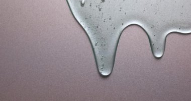 Gümüş dokuya akan mavi krem sıvı jel serumu, makyaj ve kozmetik arka plan, cilt bakımı veya saç ürünü