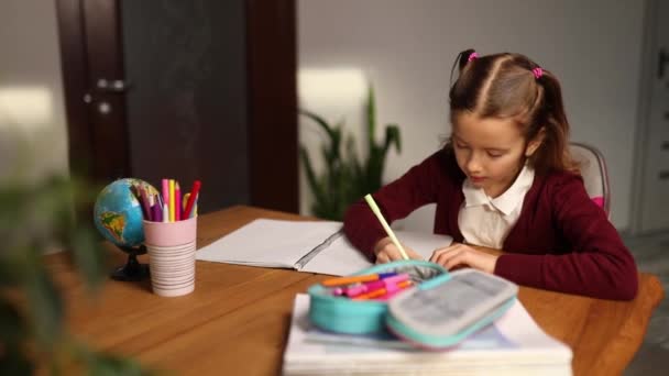 Koncentrált Iskolás Lány Asztalnál Házi Feladatot Magántanuló Távoli Tanulásban Részt — Stock videók