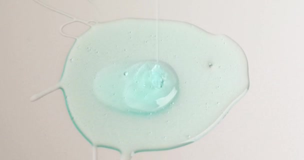 Blaue Creme Flüssiges Gel Serum Gießt Auf Graue Textur Make — Stockvideo