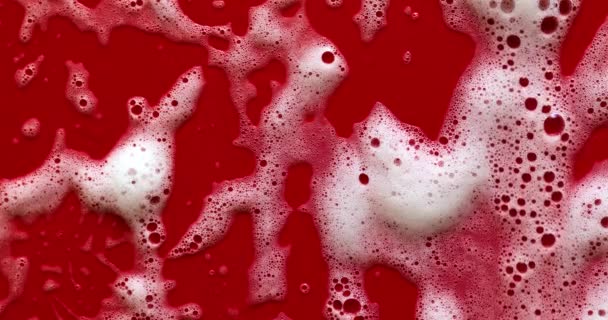 Textura Bílé Mýdlové Pěny Bublinkami Abstraktní Červené Pozadí Mýdlo Sprchový — Stock video