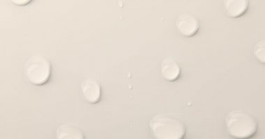 Gri gümüş arka planda soyut su damlaları, makro, baloncuklar kapanıyor, kozmetik sıvı damlaları, düz yataklar.