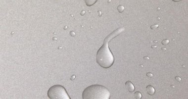 Gri gümüş arka planda soyut su damlaları, makro, baloncuklar kapanıyor, kozmetik sıvı damlaları, düz yataklar.