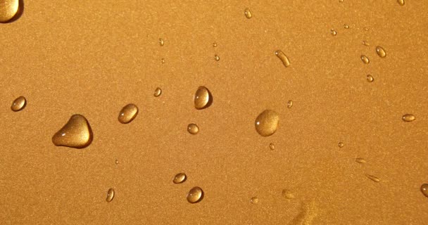 Абстрактні Краплі Води Золотому Бронзовому Фоні Макрос Бульбашки Крупним Планом — стокове відео