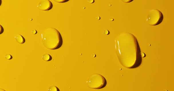 Absztrakt Vízcseppek Sárga Háttér Makró Buborékok Közelről Kozmetikai Hidratáló Folyadék — Stock videók