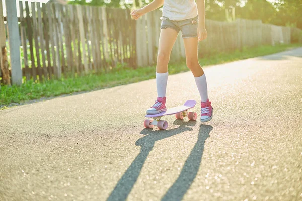 Dívka Učí Používat Skateboard Anonymní Dítě Bílých Ponožkách Růžové Boty — Stock fotografie