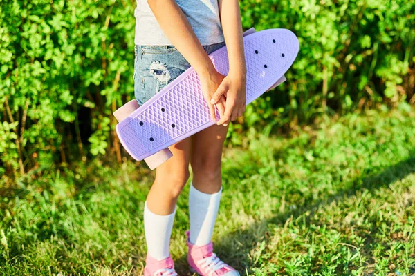 Κοριτσάκι Κρατήσει Ένα Skateboard Ανώνυμο Παιδί Φορώντας Άσπρες Κάλτσες Και — Φωτογραφία Αρχείου