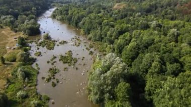Güney Böcek nehri ve granit dağlarının hava manzarası, sahildeki ormanın yaz manzarası rafting ve kano için ünlü yer, Ukrayna