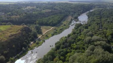 Güney Böcek nehri ve granit dağlarının hava manzarası, sahildeki ormanın yaz manzarası rafting ve kano için ünlü yer, Ukrayna
