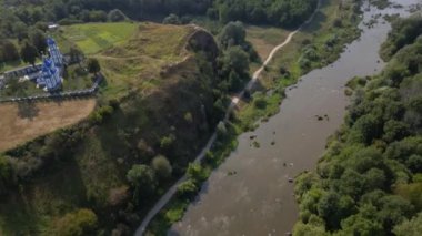 Güney Böcek nehri ve granit dağlarının hava manzarası, sahildeki ormanın yaz manzarası rafting ve kano için ünlü yer, Ukrayna