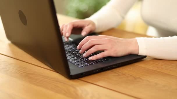 在笔记本电脑键盘上打字 写邮件 在家写书 坐在地板上的自由职业女性穿着舒适的衣服 — 图库视频影像