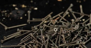 Erkek eli, atölyede ya da hırdavatçıda kendine dokunan vidalar seçer.