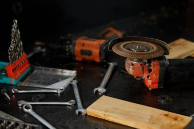 Öğütücü makinesi çalışıyor, dönüyor. Atölyede metal öğütüyor, metal işliyor..