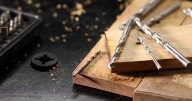 Metal matkap setini kapat, adamım atölyede çalışmak için bir tane al, marangoz tahta bloğu delmek için bir matkap seçer..