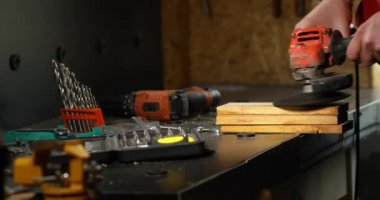 Bir işçinin el değirmenini kapatmak, atölyedeki odunları zımparalamak, antikayı onarmak.